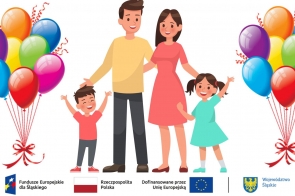 Rodzina z dwojgiem dzieci stoi między kolorowymi balonami, poniżej widoczne są logotypy Funduszy Europejskich, Rzeczypospolitej Polskiej, Unii Europejskiej oraz Województwa Śląskiego.
