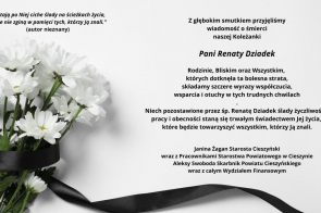 Białe kwiaty przewiązane czarną wstążką na jasnym tle, obok tekst kondolencyjny upamiętniający śp. Renatę Dziadek oraz cytat o pamięci. Kompozycja utrzymana w stonowanej, eleganckiej stylistyce żałobnej.