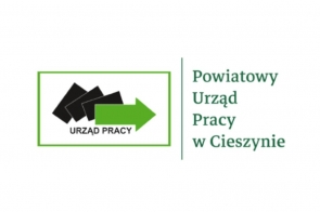Białe tło. Po lewej zielona ramka z trzema czarnymi, zachodzącymi na siebie prostokątami i dużą zieloną strzałką w prawo; pod nią czarny napis „URZĄD PRACY”. Po prawej, oddzielone pionową zieloną linią, zielony napis ułożony w kolumnie: „Powiatowy Urząd Pracy w Cieszynie”.
