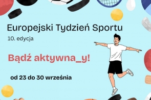 Jasnoniebieskie tło z rozrzuconymi ikonami sportu: piłki, rakieta, krążek, kręgle. Po prawej rysunkowa postać w białej koszulce i czarnych spodenkach balansuje w ruchu. Tekst: „Europejski Tydzień Sportu – 10. edycja”, hasło „Bądź aktywna_y!” oraz „od 23 do 30 września”.
