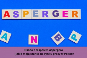 Na niebieskim tle ułożone drewniane klocki tworzące napis „ASPERGER”. Poniżej, na fioletowym pasku, znajduje się tekst: „Osoba z zespołem Aspergera – jakie mają szanse na rynku pracy w Polsce?”.
