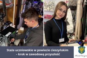 Uczniowie w trakcie stażu zawodowego – chłopak pracuje przy otwartym komputerze w serwisie, dziewczyna obsługuje kasę w sklepie z tekstyliami. U dołu napis: „Staże uczniowskie w powiecie cieszyńskim – krok w zawodową przyszłość”.