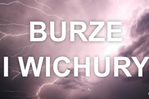 Burzowe niebo rozświetlone błyskawicami, na tle którego widnieje duży, biały napis „BURZE I WICHURY”. W prawym dolnym rogu znajduje się logo KW PSP Katowice. Grafika informuje o zagrożeniu silnymi zjawiskami pogodowymi.