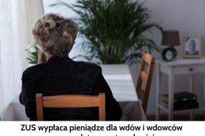 Starsza kobieta z krótkimi, siwymi włosami siedzi tyłem przy stole, opierając głowę na ręce, w zamyśleniu patrzy w stronę okna. Wnętrze jest spokojne i domowe – obok stoi krzesło, a w tle widać roślinę doniczkową, lampkę i małą komodę z czarno-białym zdjęciem starszego mężczyzny w ramce. Na dole grafiki znajduje się tekst informujący, że ZUS wypłaca pieniądze wdowom i wdowcom w ramach tzw. renty wdowiej.