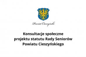Herb Powiatu Cieszyńskiego w kolorze niebiesko-żółtym umieszczony na białym tle. Poniżej elegancką, ozdobną czcionką zapisano nazwę powiatu. Środkowa część grafiki zawiera pogrubiony, czarny napis informujący o konsultacjach społecznych dotyczących projektu statutu Rady Seniorów Powiatu Cieszyńskiego. Układ jest przejrzysty, a kompozycja skupia uwagę na głównym przekazie.