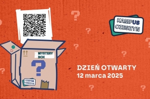 Na pomarańczowym tle widać otwarte, rysunkowe pudełko oznaczone jako „Mystery Box”, z dużym znakiem zapytania na froncie. Z wnętrza pudełka wystaje kartka z kodem QR. Wokół unoszą się małe znaki zapytania, podkreślające element tajemnicy. W prawym górnym rogu umieszczono logo „Kampus Cieszyn”, a niżej napis informujący o Dniu Otwartym, który odbędzie się 12 marca 2025 roku.