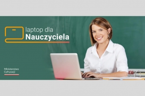 Uśmiechnięta kobieta w białej koszuli siedzi przy biurku z otwartym laptopem, w tle widoczna tablica szkolna. Po lewej stronie zielonego tła logo „Laptop dla Nauczyciela” z ikoną komputera i oznaczeniem Ministerstwa Cyfryzacji.