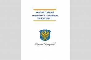 Okładka raportu z tytułem „Raport o stanie Powiatu Cieszyńskiego za rok 2024” zapisanym niebieskimi literami, podkreślonymi pomarańczowymi liniami. Poniżej herb powiatu i napis „Powiat Cieszyński” stylizowaną czcionką.