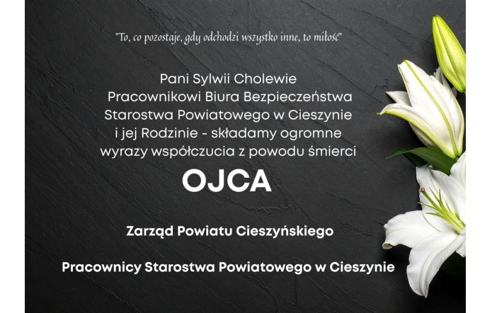 Tekst kondolencyjny na ciemnym tle z białą lilią, zawierający wyrazy współczucia z powodu śmierci ojca skierowane do pracownicy starostwa i jej rodziny.