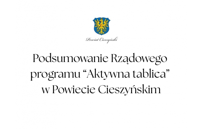 Herb Powiatu Cieszyńskiego umieszczony nad napisem: „Podsumowanie Rządowego programu Aktywna tablica w Powiecie Cieszyńskim, czarne napisy na białym tle.