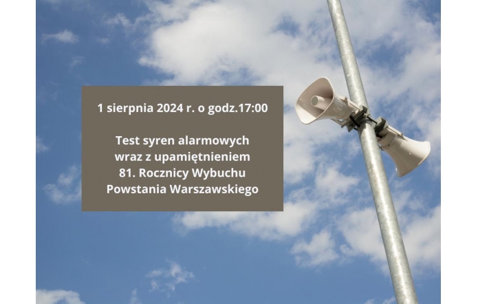 Słup z głośnikami alarmowymi ustawiony na tle nieba z chmurami. Obok widnieje informacja o teście syren 1 sierpnia 2024 r. o godz. 17:00, w ramach upamiętnienia 81. rocznicy wybuchu Powstania Warszawskiego.