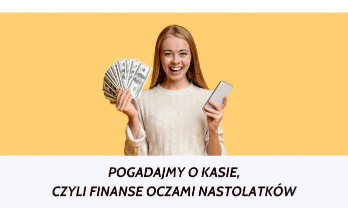 Obraz przedstawia młodą, uśmiechniętą dziewczynę z długimi blond włosami, trzymającą w jednej ręce wachlarz banknotów dolarowych, a w drugiej smartfon. Jej wyraz twarzy sugeruje radość i ekscytację. Tło ma ciepły, pastelowy odcień żółtego, który kontrastuje z jasnym swetrem nastolatki. Na dole umieszczono napis „Pogadajmy o kasie, czyli finanse oczami nastolatków” w pogrubionym, nowoczesnym kroju pisma.