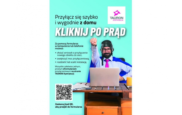 Mężczyzna w okularach i kasku lotniczym siedzi przy laptopie, unosząc pięść w górę. Obok widoczny jest tekst o możliwości złożenia wniosku online, kod QR oraz logo TAURON Dystrybucja .Tło jest jasnoturkusowe z białym i czarnym tekstem po lewej stronie oraz elementami drewnianego biurka na dole.