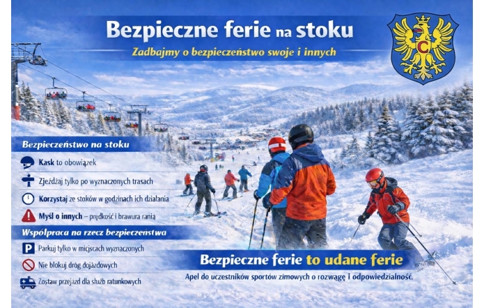 Narciarze zjeżdżają po ośnieżonym stoku, w tle wyciągi i zaśnieżone drzewa. Na środku widnieje hasło "Bezpieczne ferie na stoku. Zadbajmy o bezpieczeństwo swoje i innych", poniżej po lewej stronie znajdują się wypunktowane zasady dotyczące m.in. noszenia kasku, jazdy po wyznaczonych trasach, korzystania ze stoku w godzinach otwarcia, zachowania ostrożności oraz prawidłowego parkowania. Obok umieszczono herb Powiatu Cieszyńskiego.