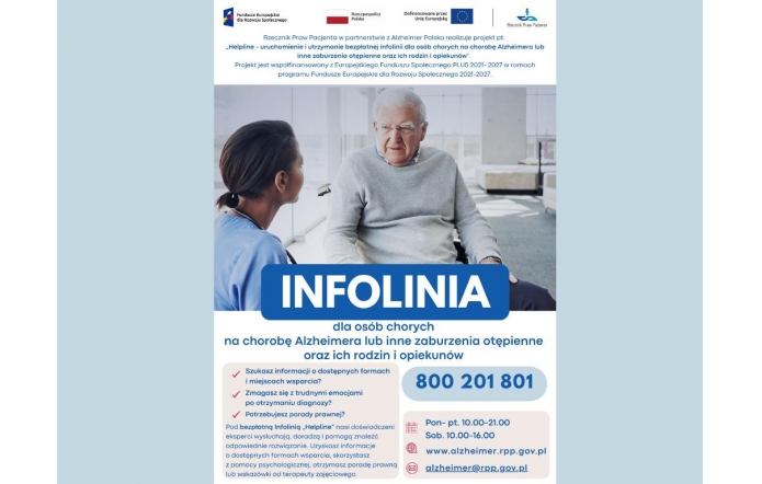 Starszy mężczyzna siedzi i rozmawia z pielęgniarką. Pod zdjęciem widoczny jest na duży biały napis "INFOLINIA" na niebieskim tle oraz numer przeznaczony dla osób chorujących na Alzheimera, ich rodzin i opiekunów, a także informacje o godzinach działania i stronie internetowej.  