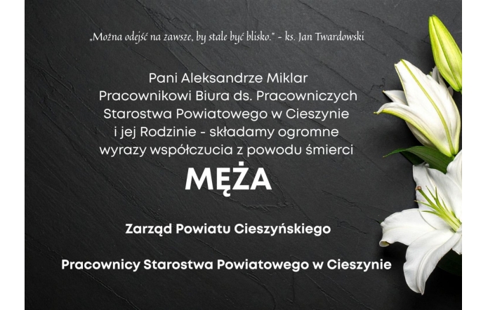 Tekst kondolencyjny na ciemnym tle z białą lilią, zawierający wyrazy współczucia z powodu śmierci męża skierowane do pracownicy starostwa i jej rodziny.