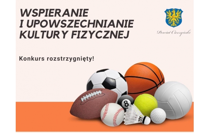 Grafika informuje o rozstrzygnięciu konkursu dotyczącego wspierania i upowszechniania kultury fizycznej. W tle jasna, beżowa powierzchnia przechodzi w pomarańczowy pasek u dołu. W centralnej części różnorodne piłki sportowe, m.in. do koszykówki, piłki nożnej, siatkówki, tenisa i golfa, symbolizujące różne dyscypliny. W górnym rogu widnieje herb Powiatu Cieszyńskiego.