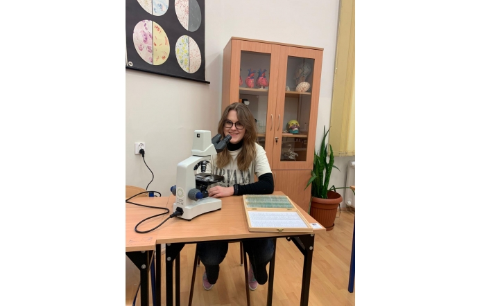 Michalina Żarnowiecka w sali biologii