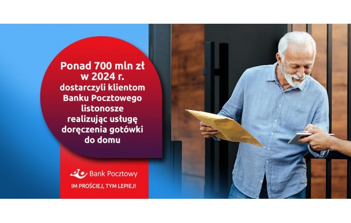 Po prawej stronie  znajduje się starszy mężczyzna który w prawej ręce trzyma paczkę a drugą ręką potwierdza jej odbiór na tablecie. Po lewej stronie znajduje czerwono fioletowy dymek na niebieskim tle z informacją że ponad 700 mln zł w 2024 r. dostarczyli klientom Banku Pocztowego listonosze realizując usługę doręczenia gotówki do domu, a pod dymkiem znajduje się logo Banku Pocztowego wraz z napisem im prościej, tym lepiej.