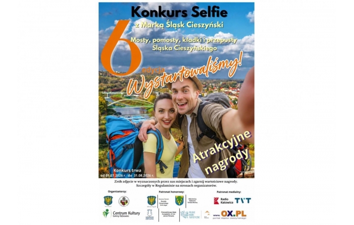 Plakat szóstej edycji konkursu „Selfie z Marką Śląsk Cieszyński” . W centrum widoczna jest para turystów z plecakami robiąca selfie na tle krajobrazu z mostem. Plakat zawiera termin konkursu roku oraz logotypy organizatorów i patronów.