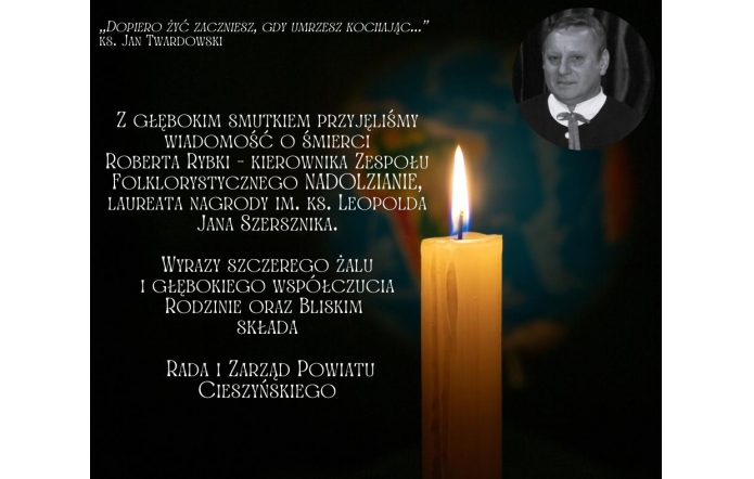 Ciemna grafika kondolencyjna z zapaloną świecą oraz czarno-białym portretem mężczyzny w prawym górnym rogu. Po lewej stronie znajduje się cytat oraz informacja o śmierci Roberta Rybki, kierownika Zespołu Folklorystycznego Nadolzianie, a poniżej wyrazy współczucia od Rady i Zarządu Powiatu Cieszyńskiego.