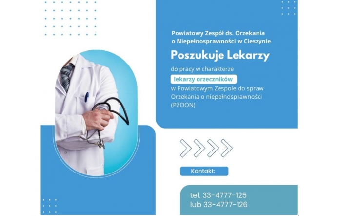 Niebiesko-biała grafika rekrutacyjna z fotografią lekarza w białym fartuchu i stetoskopem po lewej stronie. Po prawej umieszczono informację o poszukiwaniu lekarzy orzeczników oraz dane kontaktowe. Całość uzupełniają proste niebieskie elementy dekoracyjne i strzałki.