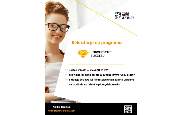 Uśmiechnięta młoda kobieta w okularach, z upiętymi włosami, widoczna z boku. Obok niej biało-żółta grafika promująca program Uniwersytet Sukcesu dla kobiet 18–25 lat, z informacjami i logo Fundacji Digital University.