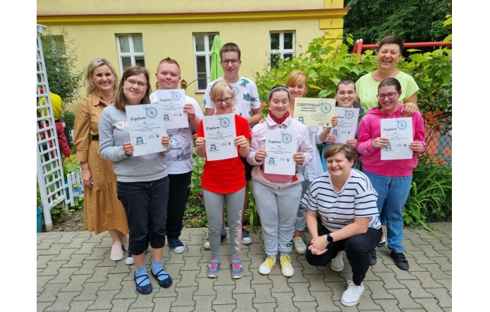  uczniowie Szkoły Przysposabiającej do Pracy przy ZPSWR w Cieszynie odebrali z rąk dyrektora placówki, Pani Agnieszki Kozieł, nagrodę za zajęcie trzeciego miejsca w ogólnopolskim projekcie „Podróże po Polsce”