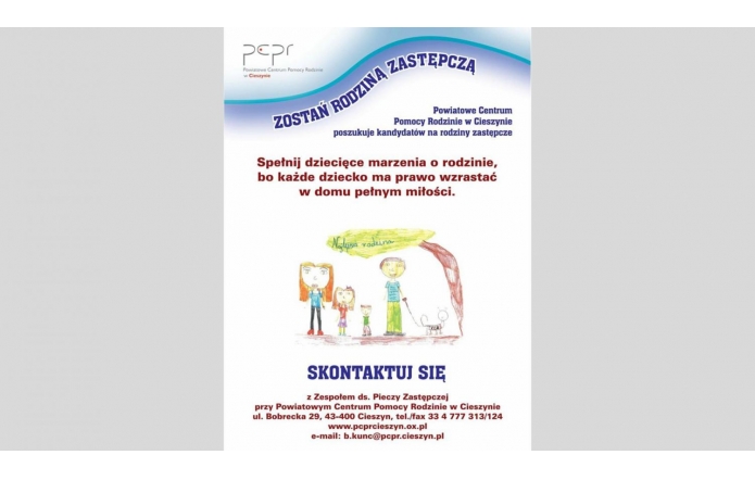 Plakat zachęca do zostania rodziną zastępczą, prezentując rysunek dziecka przedstawiający szczęśliwą, kolorową rodzinę pod dużym, czerwonym parasolem. Poniżej znajduje się tekst informujący, że Powiatowe Centrum Pomocy Rodzinie w Cieszynie poszukuje kandydatów na rodziny zastępcze. Na dole plakatu podane są kontaktowe informacje do Centrum.