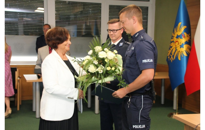 Janina Żagan Starosta Cieszyński wręcza kwiaty Rafałowi Górczyńskiemu