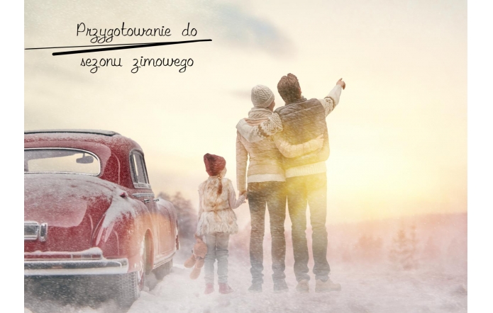 Jasna, zimowa grafika z napisem „Przygotowanie do sezonu zimowego”. Po lewej stronie widoczny jest czerwony samochód pokryty śniegiem, a pośrodku trzy osoby stojące tyłem w zimowych ubraniach. Tło jest rozjaśnione i utrzymane w beżowo-białej kolorystyce.