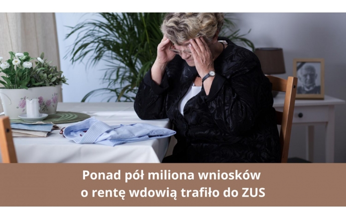 Starsza kobieta w czerni siedzi przy stole, opierając dłonie na skroniach. Na obrusie leży męska koszula i kilka dokumentów. W tle zdjęcie starszego mężczyzny w czarnej ramce, doniczka z kwiatami i lampka. Pod obrazem napis informujący o liczbie wniosków o rentę wdowią.
