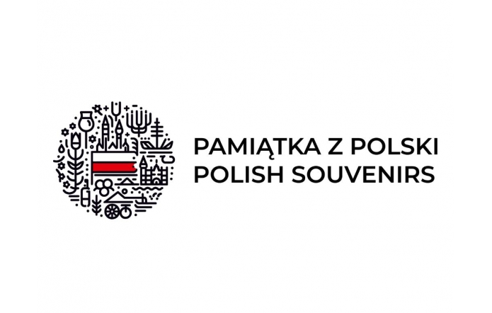 Biała grafika z czarnym napisem „Pamiątka z Polski”. Po lewej stronie znajduje się okrągła ilustracja złożona z czarnych symboli z biało-czerwoną flagą w centralnej części.