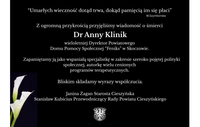 Grafika żałobna na czarnym tle z białym tekstem i białymi kaliami po lewej stronie.
