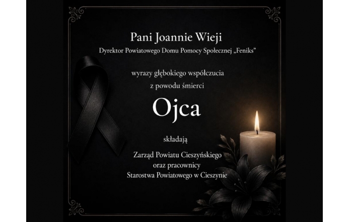Grafika kondolencyjna na czarnym tle z żałobną wstążką, zapaloną świecą i ciemnymi kwiatami. 