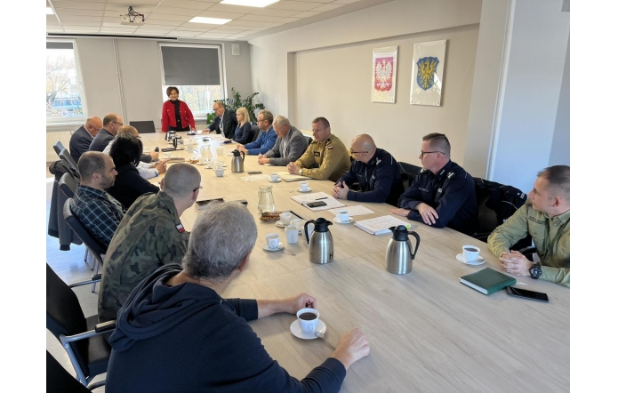 Spotkanie w Sali Konferencyjnej. Wymienieni w artykule przedstawiciele przy stole dyskutują na tematy ważne dla powiatu w centralnym miejscu Starosta Cieszyński Janina Żagan