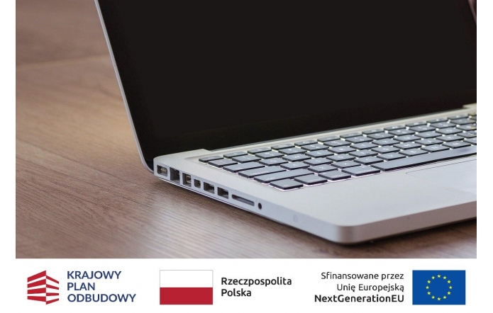 Grafika przedstawia zbliżenie na laptop leżący na drewnianym biurku. Na dole widoczne są logotypy.