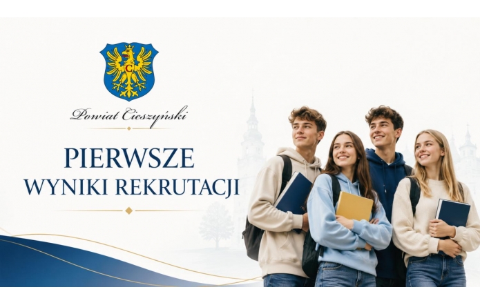 Grafika informacyjna w biało-granatowo-złotej kolorystyce. Zawiera herb Powiatu Cieszyńskiego, napis „Pierwsze wyniki rekrutacji” oraz zdjęcie czterech młodych osób z plecakami i teczkami.