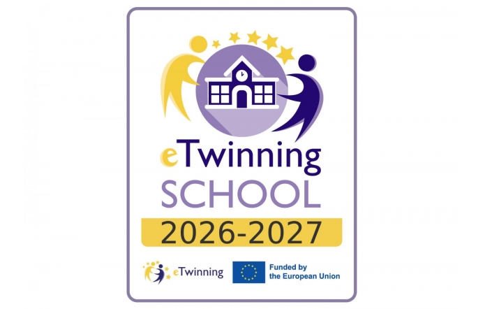 Plakat w fioletowo-żółtej kolorystyce z napisem „eTwinning School 2026–2027”, przedstawiający graficzny rysunek szkoły i postacie wokół niej oraz logotyp Unii Europejskiej na dole.