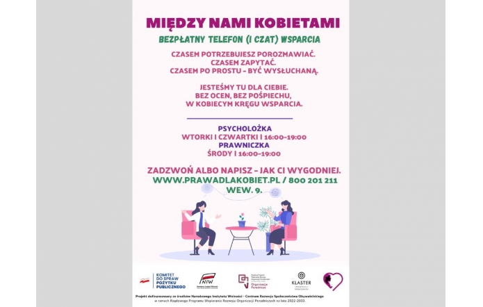 Dwie kobiety siedzą naprzeciw siebie przy okrągłym stoliku, rozmawiają. Jedna trzyma filiżankę, druga gestykuluje. W tle rośliny i pastelowe kolory. Na górze i dole tekst o wsparciu psychologicznym i prawnym.