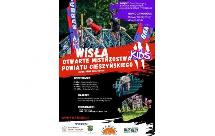  Dzieci pokonują przeszkody i biegną po trawie podczas zawodów sportowych. W centralnej części widnieje napis „Wisła Kids – Otwarte Mistrzostwa Powiatu Cieszyńskiego”. Zawody odbędą się 5 września 2026 r. o godz. 9.00 na bulwarze Księżycowym.