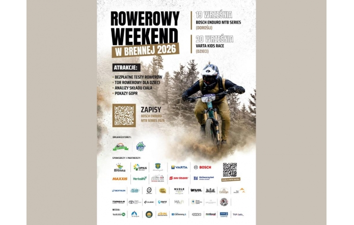 Rowerzysta górski w kasku zjeżdża leśną trasą, wzbijając tumany kurzu. Po lewej stronie widnieje napis „Rowerowy Weekend w Brennej 2026”, a obok terminy zawodów: 19 i 20 września oraz informacje o atrakcjach i zapisach.
