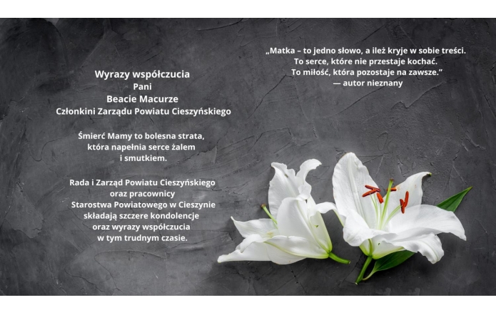 Grafika kondolencyjna z białymi liliami na szarym tle. Po lewej stronie tekst wyrażający współczucie dla Beaty Macury z powodu śmierci Mamy. Po prawej stronie cytat o matce i miłości. Układ elegancki, spokojny i pełen szacunku.