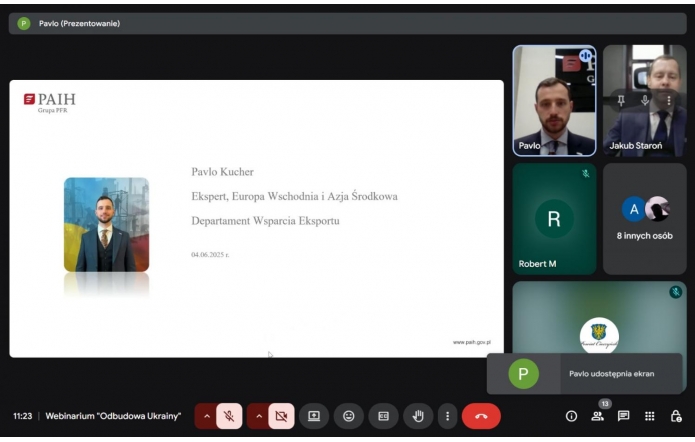 Uczestnicy webinarium w trakcie prezentacji Pavlo Kuchera z Polskiej Agencji Inwestycji i Handlu. Slajd informacyjny dotyczy możliwości odbudowy Ukrainy i roli, jaką mogą odegrać polscy przedsiębiorcy.