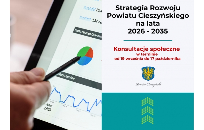 Grafika składająca się z trzech części.Po lewej dłoń trzymajaca wsaźnik skierowany w kierunku ekranu.W prawym górnym rogu tekst informujący o konsultacjach społecznych oraz herb powiatu,w prawym dolnym rogu zielona strzałka skierowana w górę.