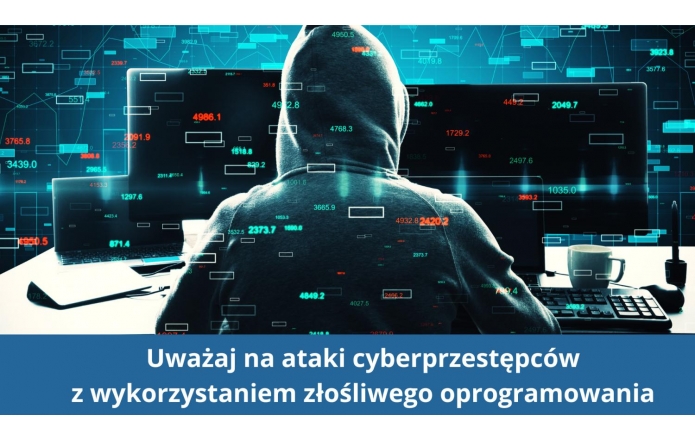 Obraz przedstawia postać w bluzie z kapturem, siedzącą przed ekranami komputerów, w otoczeniu licznych cyfr i prostokątnych grafik symbolizujących dane. Atmosfera jest ciemna, z niebiesko-zielonymi akcentami świetlnymi, podkreślającymi cyfrowy charakter. Na dole znajduje się napis ostrzegający przed cyberprzestępcami i złośliwym oprogramowaniem.
