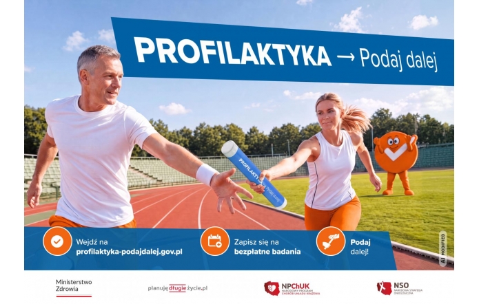 Kobieta i mężczyzna na bieżni przekazują sobie niebieską tubę z nazwą kampanii. W tle pomarańczowa maskotka. U góry hasło „PROFILAKTYKA → Podaj dalej”, a u dołu adres profilaktyka-podajdalej.gov.pl, informacja o bezpłatnych badaniach oraz logotypy organizatorów.