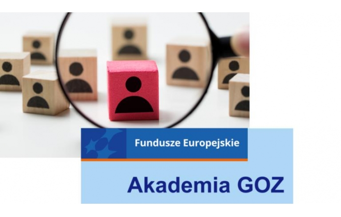 Zdjęcie przedstawia kilka drewnianych kostek z nadrukiem czarnej sylwetki osoby. Jedna kostka, wyróżniająca się kolorem czerwonym, znajduje się w centrum i jest powiększona przez lupę. Na dole grafiki znajduje się logo Funduszy Europejskich oraz napis „Akademia GOZ”.