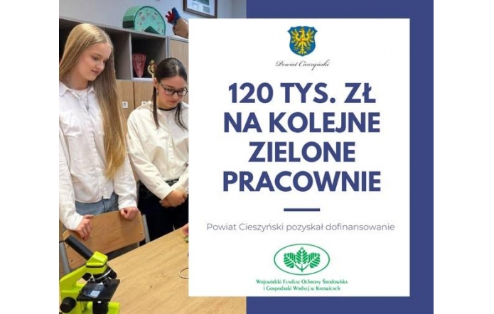 Dwie uczennice stoją przy stole i przyglądają się mikroskopowi. Obok znajduje się część z herbem Powiatu Cieszyńskiego i dużym napisem o dofinansowaniu na zielone pracownie oraz logo instytucji na dole.