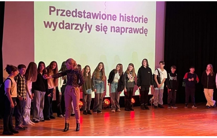 Wyjazd młodzieży szkół ponadpodstawowych na spektakl "My, dzieci z ..."